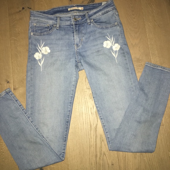 Adorable light blue Levi jeans with flowers💕🌻 - Picture 2 of 3
